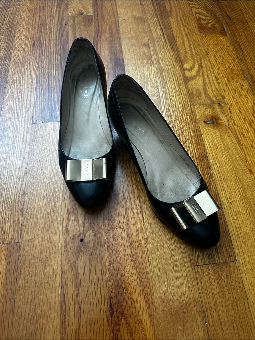 Kate Spade Classic Black Patent Leather Wedge Heels Gold Hardware Accent Size 8.